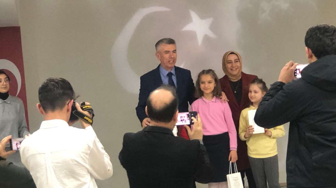 İstiklal Marşı  Güzel Okuma Yarışmasında İlçe 2. Si olan 4/F Sınıfı Öğrencisi Fatıma Zehra Kınacı Ödülünü Aldı